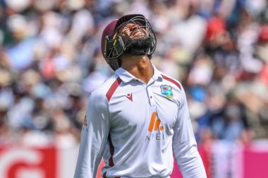 Batı Hint Adaları 'ndan Mikyle Louis, İngiltere' den Zak Crawley tarafından İngiltere 'nin Edgbaston, Birmingham, Birleşik Krallık' ta 3. Rothesay Test Maçı 'nda yakalandıktan sonra sahadan ayrıldı.