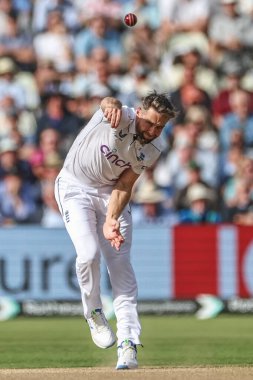 İngiltere 'den Chris Woakes, 27 Temmuz 2024' te Birmingham, Birmingham 'da oynanan Rothesay Test Maçı' nın ikinci günü sırasında Batı Hint Adaları 'nın ilk atışını gerçekleştirdi.