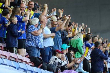 Warrington Wolves taraftarları 19. Betfred Süper Lig karşılaşmasında Wigan Warriors 'a karşı Wigan Wolves, Wigan Stadyumu, Birleşik Krallık, 26 Temmuz 2024