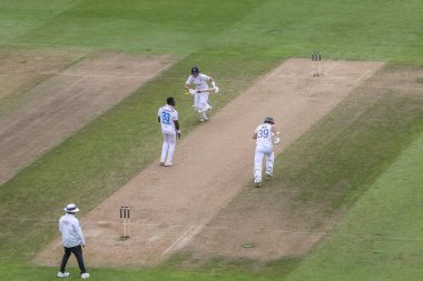 İngiltere 'den Joe Root, Rothesay Test Maçı' nın ikinci gününde Edgbaston, Birmingham, İngiltere 'de Batı Hint Adaları' na karşı 27 Temmuz 2024 'te bir koşu yapıyor.