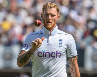 İngiltere 'den Ben Stokes, İngiltere' nin Edgbaston, Birmingham, Birleşik Krallık 'ta oynadığı 3. Rothesay Test Maçı' nda bowlinge hazırlanıyor.