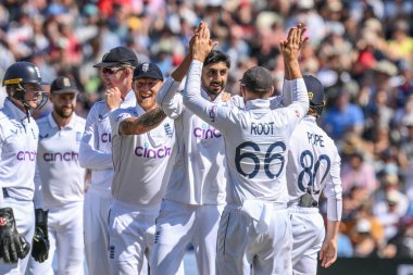 İngiltere 'den Shoaib Bashir, Batı Hint Adaları' ndan Alick Athanaze 'in 3. Rothesay Test Maçı' nda İngiltere, Edgbaston, Birmingham, Birleşik Krallık 'ta 4Batı Hint Adaları' na karşı 28 Temmuz 202 'de LBW tarafından kalesini kutluyor.