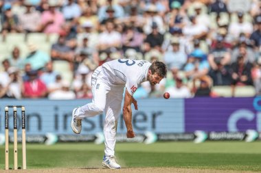 İngiltere 'den Mark Wood topu 3. Rothesay Deneme Maçı 1. Maçı' nda Edgbaston, Birmingham, Birleşik Krallık 'ta İngiltere ve Batı Hint Adaları maçında veriyor.