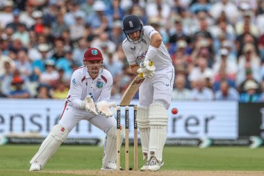 İngiltere 'den Joe Root, 27 Temmuz 2024' te Birmingham, Birmingham 'da oynanan Rothesay Test Maçı' nın ikinci gününde yarım yüzyılını tamamlamak için topa vuruyor.