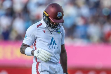 Batı Hint Adaları 'ndan Kirk McKenzie, İngiltere' nin Edgbaston, Birmingham, Birleşik Krallık 'ta 27 Temmuz 2024' te oynanan Rothesay Test Maçı 'nın ikinci gününde İngiliz Jamie Smith tarafından yakalandıktan sonra sahadan ayrıldı.