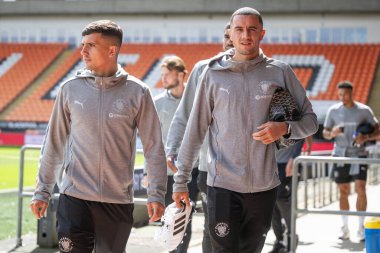 Blackpool 'dan Oliver Norburn ve Blackpool' dan Albie Morgan, 27 Temmuz 2024 'te Bloomfield Road, Blackpool' da Blackpool 'a karşı oynanan Blackpool hazırlık maçı öncesinde geldiler.