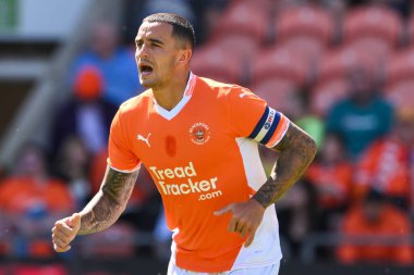 Blackpool 'dan Oliver Norburn, 27 Temmuz 2024' te Bloomfield Road, Blackpool 'da oynanan Blackpool-Sunderland maçında takımına talimat veriyor.