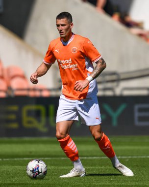 Blackpool 'dan Oliver Casey, Blackpool' un 27 Temmuz 2024 'te Bloomfield Road, Blackpool' da oynanan Blackpool-Sunderland maçında