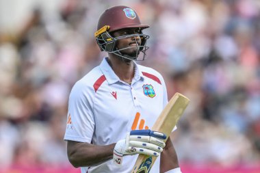 Batı Hint Adaları 'ndan Jason Holder, 23 Temmuz 2024' te İngiltere 'nin Edgbaston, Birmingham, Birleşik Krallık' ta Batı Hint Adaları 'na karşı oynadığı 3. Rothesay Test Maçı' nda İngiltere 'den Gus Atkinson tarafından LBW' de yere serildikten sonra sahadan ayrıldı.