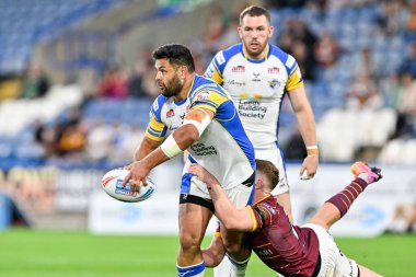Leeds Rhinos takımından Rhyse Martin, John Smith Stadyumu, Huddersfield, Birleşik Krallık, 25 Temmuz 2024 'te oynanan 19. Huddersfield Giants - Leeds Rhinos maçında top pasına çıktı.
