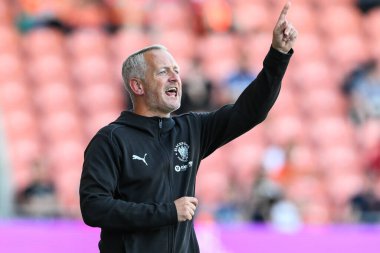 Blackpool 'un Neil Critchley teknik direktörü, Blackpool' un 27 Temmuz 2024 'te Bloomfield Road, Blackpool' da oynanan Blackpool-Sunderland maçında takımına talimat verir.