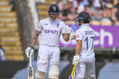 İngiltere 'den Ben Stokes, İngiltere' den Ben Duckett ile kapıştı. 3. Rothesay Test Maçı 3. Gün İngiltere, Edgbaston, Birmingham, Birleşik Krallık 'ta Batı Hint Adaları' na karşı.