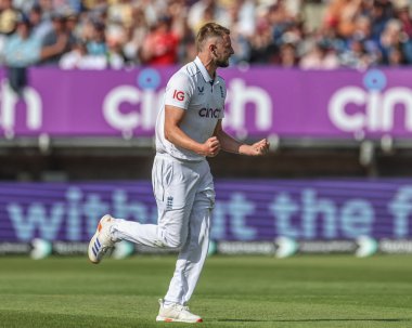 İngiltere 'den Gus Atkinson 3. Rothesay Deneme Maçı' nda Batı Hint Adaları 'na karşı Edgbaston, Birmingham, Birleşik Krallık, 26 Temmuz 2024' te oynanan karşılaşmada Batı Hint Adaları 'ndan Jason Holder' ı kutluyor.