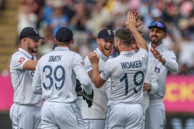 İngiltere 'den Chris Woakes, 27 Temmuz 2024' te Birmingham, İngiltere 'deki Edgbaston' da oynanan Rothesay Test Maçı 'nın ikinci gününde Batı Hint Adaları' nın Kraigg Brathwaite kalesini kutluyor.