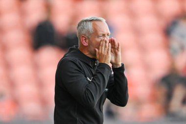Blackpool 'un Neil Critchley teknik direktörü, Blackpool' un 27 Temmuz 2024 'te Bloomfield Road, Blackpool' da oynanan Blackpool-Sunderland maçında takımına talimat verir.