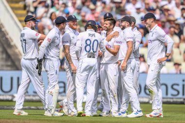 İngiltere Mark Wood, 28 Temmuz 2024 'te İngiltere' nin Edgbaston, Birmingham, İngiltere 'de Batı Hint Adaları' na karşı oynadığı 3. Rothesay Test Maçı 'nda Batı Hint Adaları Jayden Seales' in kalesini kutluyor.