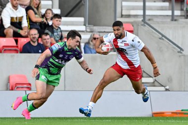 Salford Red Devils takımından Nene Macdonald, 27 Temmuz 2024 'te Salford Community Stadyumu' nda oynanan 19. Salford Red Devils - Castleford Tigers maçında topu ileri atıyor.