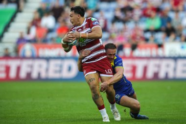 Warrington Wolves takımından Ben Currie, Wigan Warriors 'un 26 Temmuz 2024' te Wigan Stadyumu 'nda oynanan 19. Wigan Warriors - Warrington Wolves maçında Wigan Warriors' dan Tyler Dupree 'yi yere serdi.