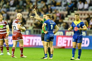 Hakem Liam Moore, Warrington Wolves 'tan Matt Dufty 19. Betfred Süper Lig karşılaşmasında Wigan Warriors' a karşı Wigan Wolves, Wigan Stadyumu, Birleşik Krallık, 26 Temmuz 2024