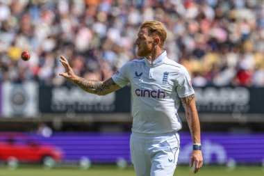 İngiltere 'den Ben Stokes, İngiltere' nin Edgbaston, Birmingham, Birleşik Krallık 'ta oynadığı 3. Rothesay Test Maçı' nda topu aldı.