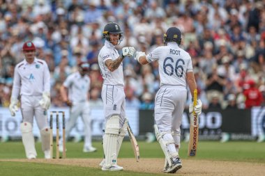 İngiltere 'den Ben Stokes, Rothesay Test Maçı' nın ikinci gününde İngiltere 'nin Batı Hint Adaları' na karşı Edgbaston, Birmingham, Birleşik Krallık 'ta 27 Temmuz 2024' te aldığı yarım yüzyıl sonunda İngiltere 'den Joe Root' a yumruk attı.