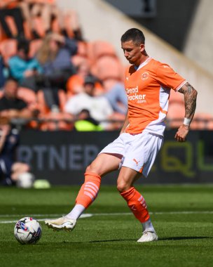 Blackpool 'dan Oliver Casey, Bloomfield Road, Blackpool, İngiltere' de oynanan Blackpool-Sunderland maçında topu pas attı.