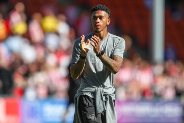 Blackpool 'dan Jordan Lawrence-Gabriel, 27 Temmuz 2024' te Bloomfield Road, Blackpool 'da oynanan Blackpool-Sunderland maçından sonra ev sahibi taraftarları alkışlıyor.