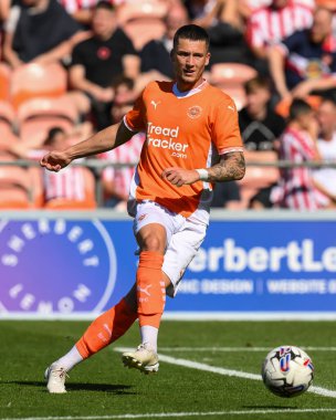 Blackpool 'dan Oliver Casey, Blackpool' un 27 Temmuz 2024 'te Bloomfield Road, Blackpool' da oynanan Blackpool-Sunderland maçında