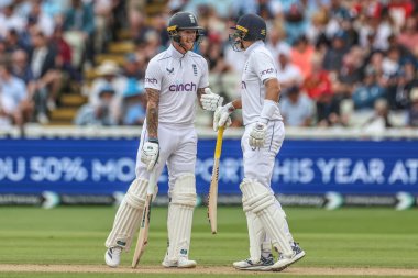 İngiltere 'den Ben Stokes ve İngiltere' den Joe Root, 27 Temmuz 2024 'te İngiltere' nin Edgbaston, Birmingham, Birleşik Krallık 'ta Batı Hint Adaları' na karşı oynadığı Rothesay Test Maçı 'nın ikinci gününde 100 koşu yaparken yumruk tokuşturuyorlar.