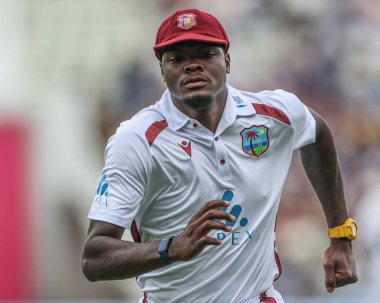 Batı Hint Adaları 'ndan Alzarri Joseph, İngiltere' den Ben Stokes 'tan bir topu sınıra kadar kovaladı ama 27 Temmuz 2024' te İngiltere 'nin Edgbaston, Birmingham' da Batı Hint Adaları 'na karşı oynadığı Rothesay Test Maçı' nın ikinci gününde durduramadı.