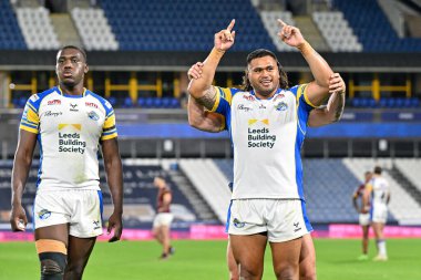 Leeds Rhinos takımından Sam Lisone, 25 Temmuz 2024 'te John Smith' in Stadyumu 'nda oynanan 19. Huddersfield Giants - Leeds Rhinos karşılaşmasında tam zamanlı sonucu kutluyor.