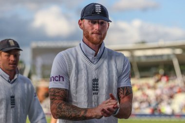 İngiltere 'den Ben Stokes, Rothesay Test Maçı' nın ikinci gününde Edgbaston, Birmingham, İngiltere 'de Batı Hint Adaları' na karşı 27 Temmuz 2024 'te sona eren taraftarları alkışlıyor.
