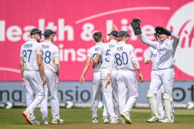 İngiltere Mark Wood, İngiltere 'nin Edgbaston, Birmingham, Birleşik Krallık' ta oynanan 3. Rothesay Test Maçı 'nda Batı Hint Adaları' na karşı Batı Hint Adaları 'nda Batı Hint Adaları' ndan Alzarri Joseph 'in kalesini kutluyor.