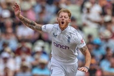 İngiltere 'den Ben Stokes, İngiltere' nin Edgbaston, Birmingham, Birleşik Krallık 'ta oynadığı 3. Rothesay Test Maçı 1. Maçı' nda topu teslim ettikten sonra tepki gösterdi.