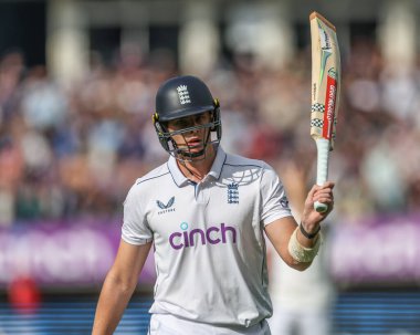 İngiltere 'den kederli Jamie Smith, Rothesay Test Maçı' nın ikinci gününde İngiltere 'nin Batı Hint Adaları' na karşı Edgbaston, Birmingham, Birleşik Krallık 'ta 27 Temmuz 2024' te oynanan ilk yüzyıldan sadece bir puan kısa koşuda sahadan ayrıldı.