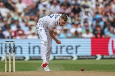 İngiltere 'den Gus Atkinson, İngiltere' nin Edgbaston, Birmingham, Birleşik Krallık 'ta oynadığı 3. Rothesay Test Maçı 1. Maçı' nda topu teslim etti.