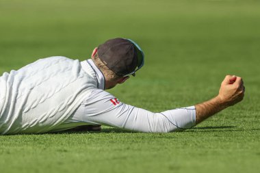 İngiltere 'den Joe Root, Batı Hint Adaları' ndan Gudakesh Motie 'yi 3. Rothesay Deneme Maçı 1. Maçı' nda yakaladı. İngiltere Batı Hint Adaları 'na karşı Edgbaston, Birmingham, Birleşik Krallık, 26 Temmuz 2024