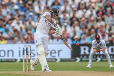 İngiltere 'den Ben Stokes, 27 Temmuz 2024' te İngiltere 'nin Edgbaston, Birmingham' da oynanan Rothesay Test Maçı 'nın ikinci gününde dört koşu yaptı.