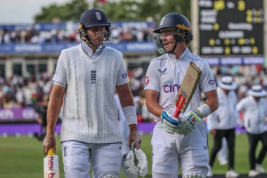 İngiltere 'den Joe Root ve İngiltere' den Ollie Pope, İngiltere 'nin Edgbaston, Birmingham, Birleşik Krallık' ta oynadığı 3. Rothesay Test Maçı 1.