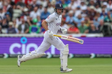 İngiltere 'den Joe Root, Rothesay Test Maçı' nın ikinci gününde Edgbaston, Birmingham, İngiltere 'de Batı Hint Adaları' na karşı 27 Temmuz 2024 'te bir koşu yapıyor.