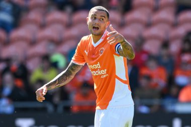 Blackpool 'dan Oliver Norburn, 27 Temmuz 2024' te Bloomfield Road, Blackpool 'da oynanan Blackpool-Sunderland maçında takımına talimat veriyor.
