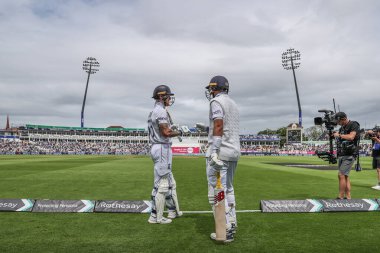 İngiltere 'den Ben Stokes ve İngiltere' den Joe Root, 27 Temmuz 2024 'te İngiltere' nin Edgbaston, Birmingham, İngiltere 'de Batı Hint Adaları' na karşı oynadığı Rothesay Test Maçı 'nın ikinci gününde vuruş yapmak için geldiklerinde yumruklarını tokuşturuyorlar.
