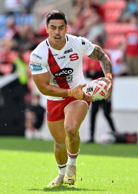 Salford Red Devils takımının oyuncusu Tim Lafai, 27 Temmuz 2024 'te Salford Community Stadyumu' nda oynanan 19. Salford Red Devils - Castleford Tigers karşılaşmasında topla ileri doğru ilerliyor.