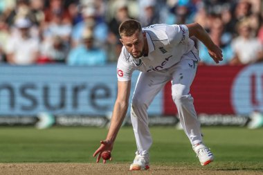 İngiltere 'den Gus Atkinson, İngiltere' nin Edgbaston, Birmingham, Birleşik Krallık 'ta oynadığı 3. Rothesay Test Maçı 1. Maçı' nda kendi topunu sahaya sürdü.