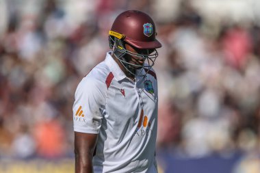 Batı Hint Adaları 'ndan kederli bir Jason Holder, İngiltere' nin Edgbaston, Birmingham, Birleşik Krallık 'ta oynanan 3. Rothesay Test Maçı' nda İngiltere ile Batı Hint Adaları maçı sırasında İngiltere Gus Atkinson tarafından şutlandıktan sonra sahadan ayrıldı.