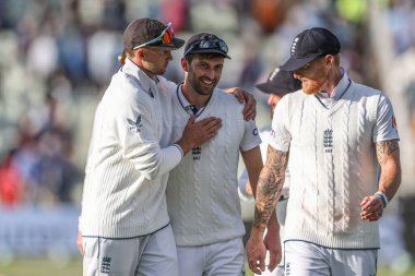 İngiltere 'den Joe Root, Rothesay Test Maçı' nın ikinci günü İngiltere 'nin Batı Hint Adaları' na karşı Edgbaston, Birmingham, Birleşik Krallık 'ta 27 Temmuz 2024' te oynanan maçında İngiltere 'den Mark Wood' un göğsüne vuruyor.