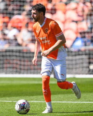 Blackpool 'dan James Husband, 21 Temmuz 2024' te Bloomfield Road, Blackpool 'da Blackpool' a karşı oynanan ön sezon dostluk maçı sırasında topla bir çıkış yaptı.