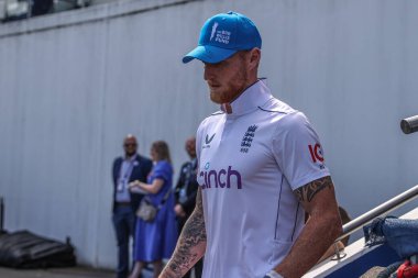 İngiltere 'den Ben Stokes, Rothesay Test Maçı' nın ikinci gününde Bob Willis Fonu şapkasıyla İngiltere, Birmingham, Birleşik Krallık 'ta Batı Hint Adaları' na karşı 27 Temmuz 2024