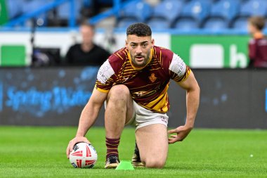 Huddersfield Giants 'tan Jake Connor, 25 Temmuz 2024' te John Smith 'in Stadyumu' nda oynanan 19. Huddersfield Giants - Leeds Rhinos karşılaşmasında Betfred Süper Lig karşılaşması öncesinde ısınıyor.