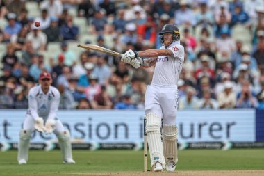 İngiltere 'den Ben Stokes topu Batı Hint Adaları' ndan Kraigg Brathwaite 'in ellerine atıyor. Rothesay Test Maçı' nın ikinci gününde İngiltere, Edgbaston 'da Batı Hint Adaları' na karşı, Birmingham, Birleşik Krallık, 27 Temmuz 2024